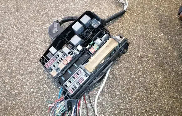 Toyota Verso Fuse module 821110FM61 821110FM61ET