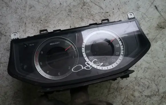 Volvo S80 Speedometer (instrument cluster) 31270370AA