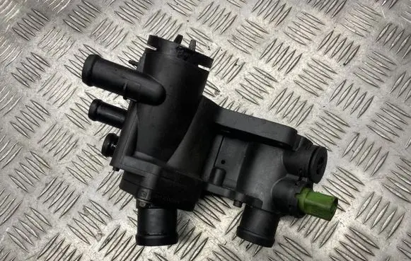 Volkswagen Polo III 6N 6N2 6NF Engine coolant pipe/hose 032121111