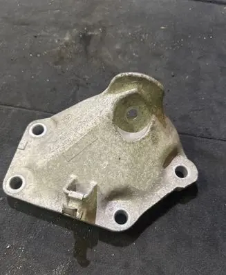 Engine mounting bracket