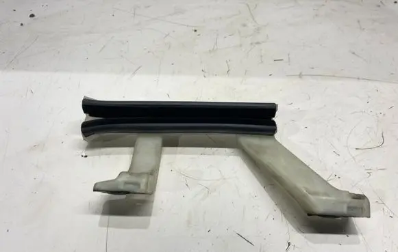 Opel Grandland X Rear door windshield rail 9821857080
