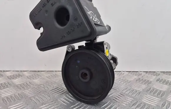 Mercedes-Benz E A207 Power steering pump A0054669501