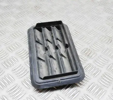 Quarter panel pressure vent