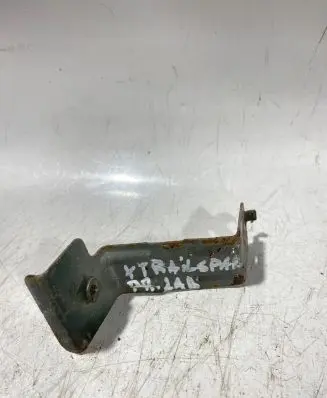 Nissan X-Trail T30 Front splash guards bracket 
