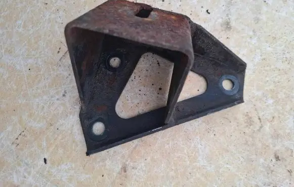 Jaguar XJ X308 Engine mounting bracket