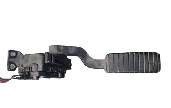 Accelerator throttle pedal
