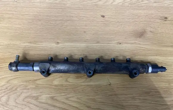 Volvo XC70 Fuel main line pipe 0281002527