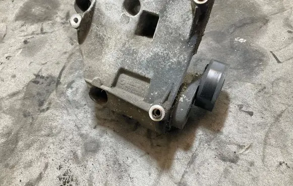BMW 5 E60 E61 A/C compressor mount bracket 7512556 24168110 657512558