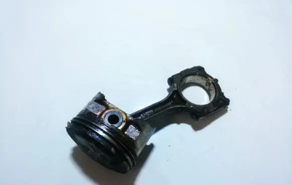 Mitsubishi Carisma Piston with connecting rod