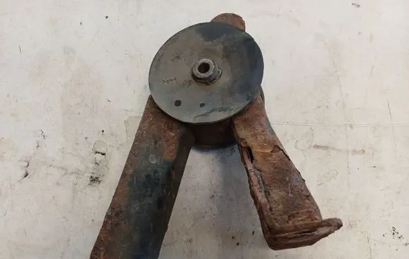 Suzuki Swift I Engine mounting bracket