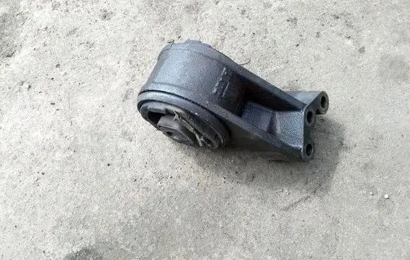Volvo S40, V40 Engine mount bracket