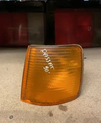 Volkswagen PASSAT B3 Front indicator light 133717