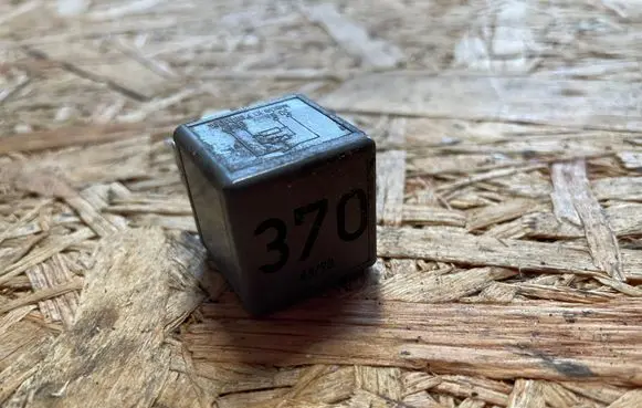 Audi A6 S6 C5 4B Other relay 8D0951253