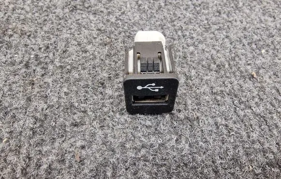 BMW 3 G20 G21 USB socket connector 9229294