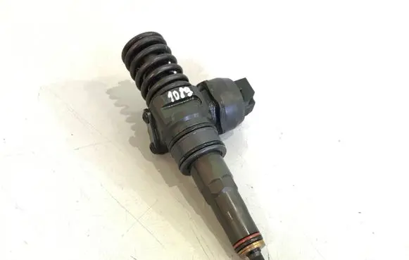 Volkswagen Golf V Fuel injector 038130073BN