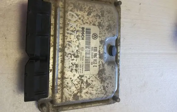 Skoda Octavia Mk1 (1U) Engine control unit/module 038906012E 28SA4833 0281010105
