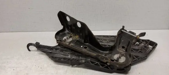 Skoda Octavia Mk2 (1Z) Headlight/headlamp mounting bracket RE17035202