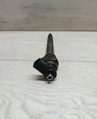 Volkswagen Golf VI Fuel injector 0445110369