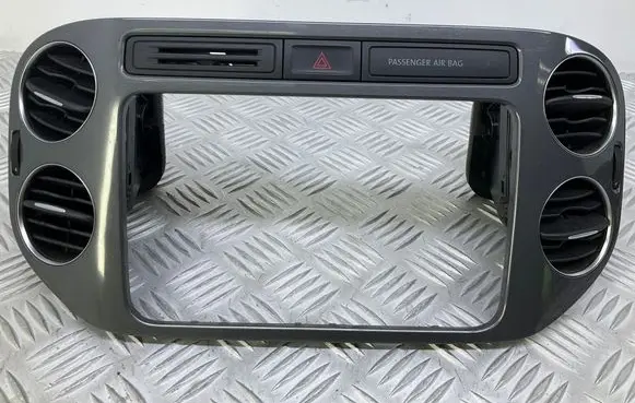 Volkswagen Tiguan Radio/GPS head unit trim 5N0858071E 5M0819733 5M0819357