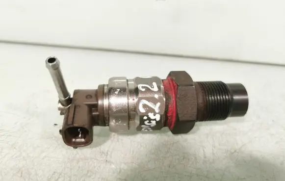 Toyota Avensis T250 Fuel pressure regulator 