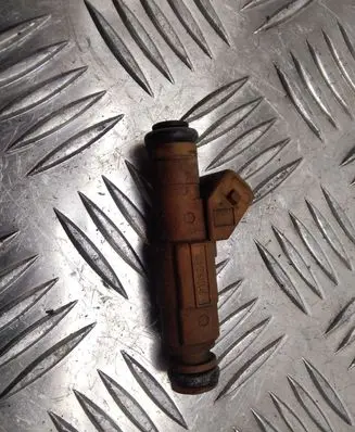 Volvo S60 Fuel injector 9186340