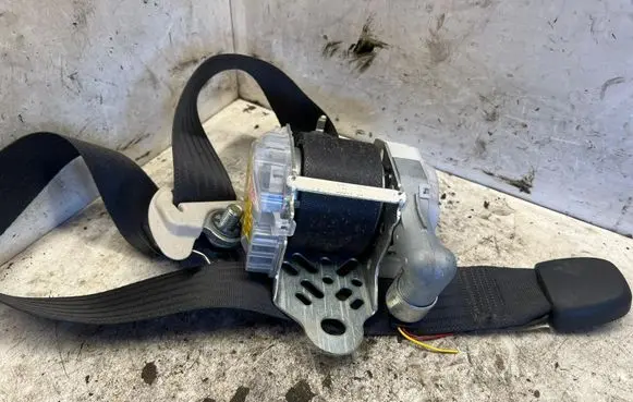 Subaru Outback Front seatbelt 7S1610P