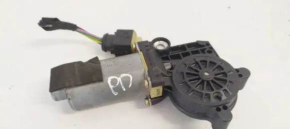 Volvo V70 Front door window regulator motor 101354XXX