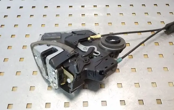 Suzuki Grand Vitara II Rear door lock 5J0422