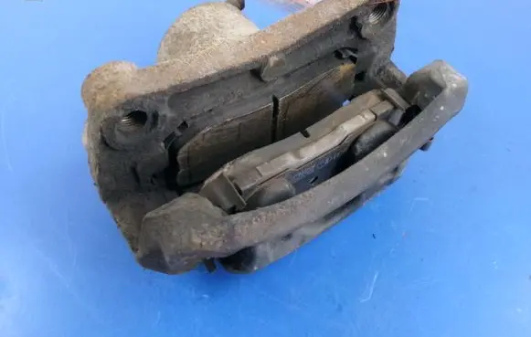 Nissan Juke I F15 Front brake caliper