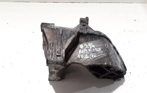 Mercedes-Benz E W212 Engine mounting bracket