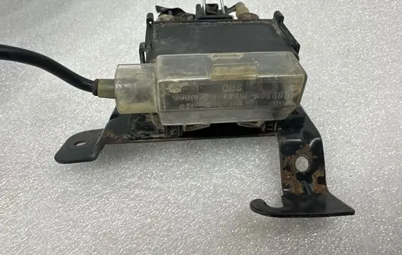 Volkswagen Golf III Glow plug pre-heat relay 191911261B 899011