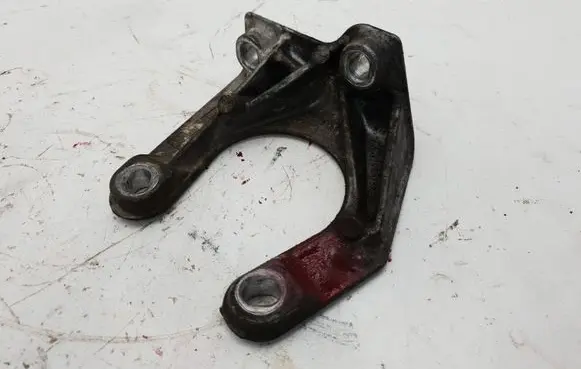 Volvo XC70 Engine mounting bracket 30713236