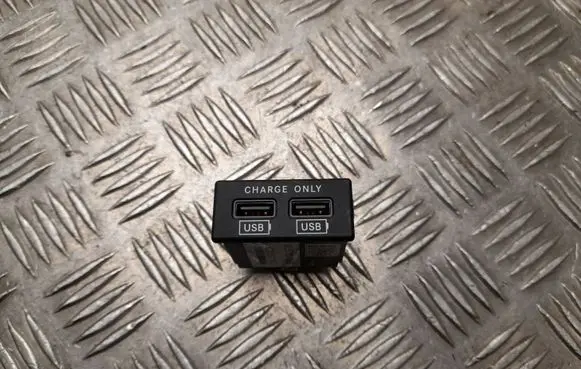 Maserati Levante USB socket connector 670037782