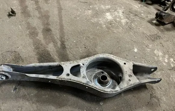 Volkswagen Touran I Rear control arm 28F61N8FAB