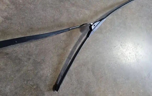 Chrysler Pacifica Front wiper blade arm 2585T2