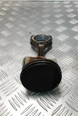 Mitsubishi Outlander Piston with connecting rod