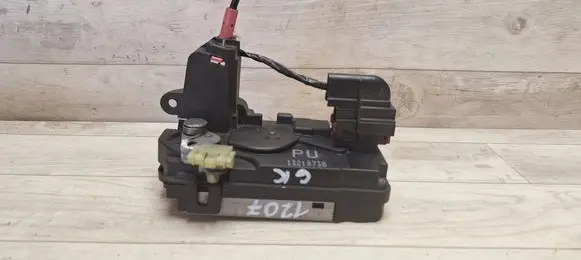 Opel Zafira B Rear door lock 13210738