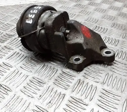 Volvo S60 Engine mount bracket 8683936
