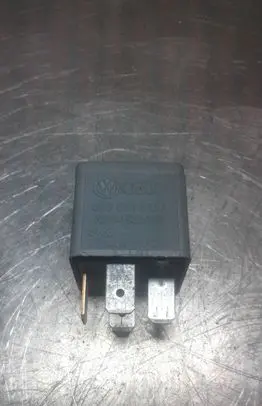 Volkswagen PASSAT B6 Other relay 8D0951253A V23134B52X301