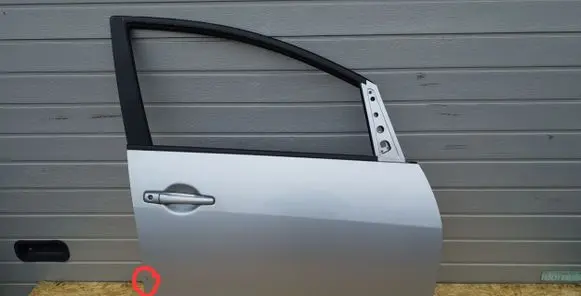 Mitsubishi Grandis Front door