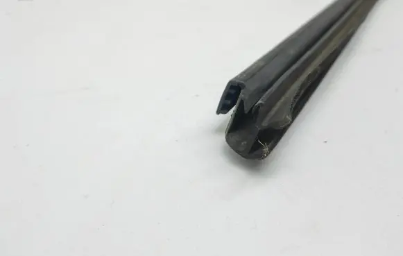 Fiat Freemont Front door glass trim molding 05076875AC