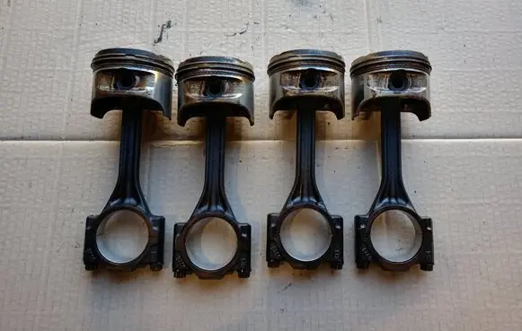 Volkswagen Golf IV Piston with connecting rod 032E