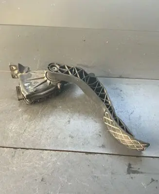 Accelerator throttle pedal