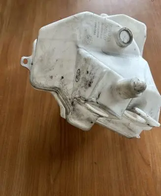 Toyota Prius (NHW20) Windshield washer fluid reservoir/tank