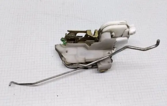 Mitsubishi Space Wagon Front door lock 98908B