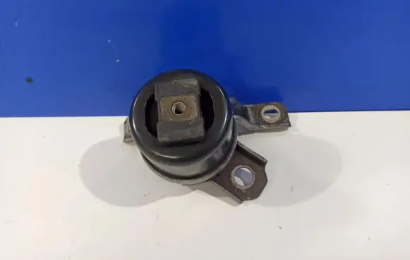 Volvo S80 Engine mount bracket 30671245