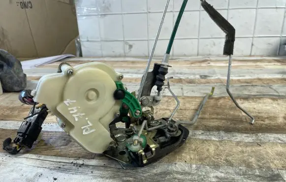 KIA Sorento Front door lock