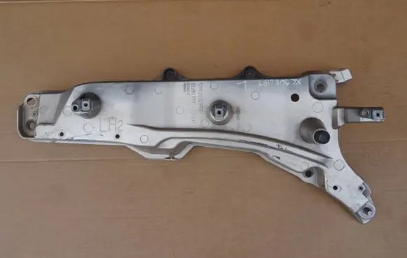 Volvo XC90 Fender mounting bracket 31391777 AD7012