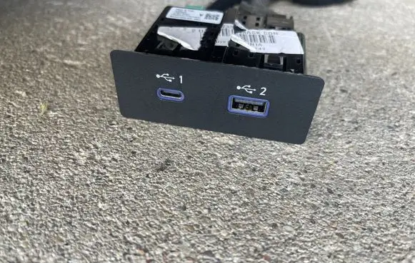 Nissan Qashqai USB socket connector 284H36RA1A