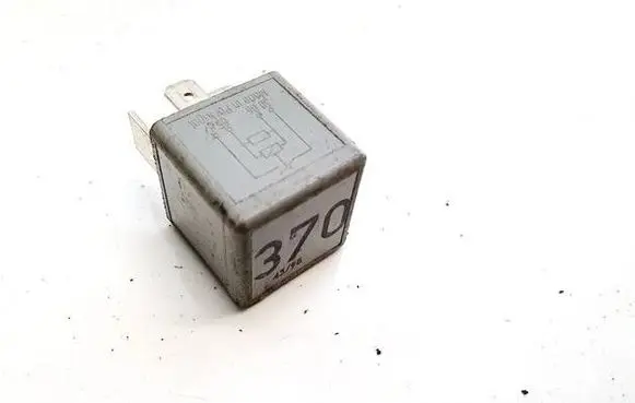 Volkswagen PASSAT B5.5 Other relay 8D0951253A
